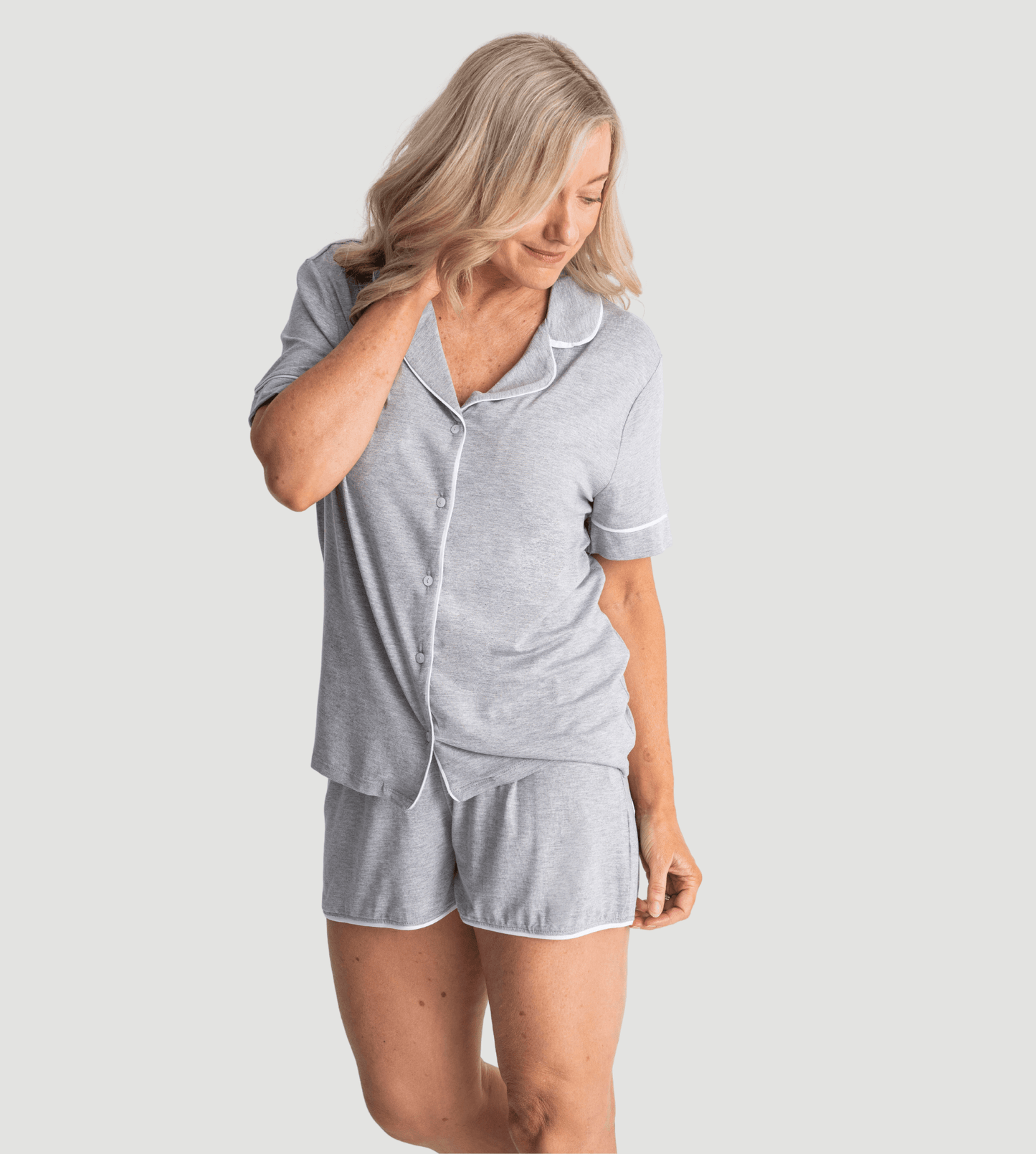 طقم بيجامة قصير من قماش الجيرسيه الرمادي الكبير الحجم بتفاصيل حواف