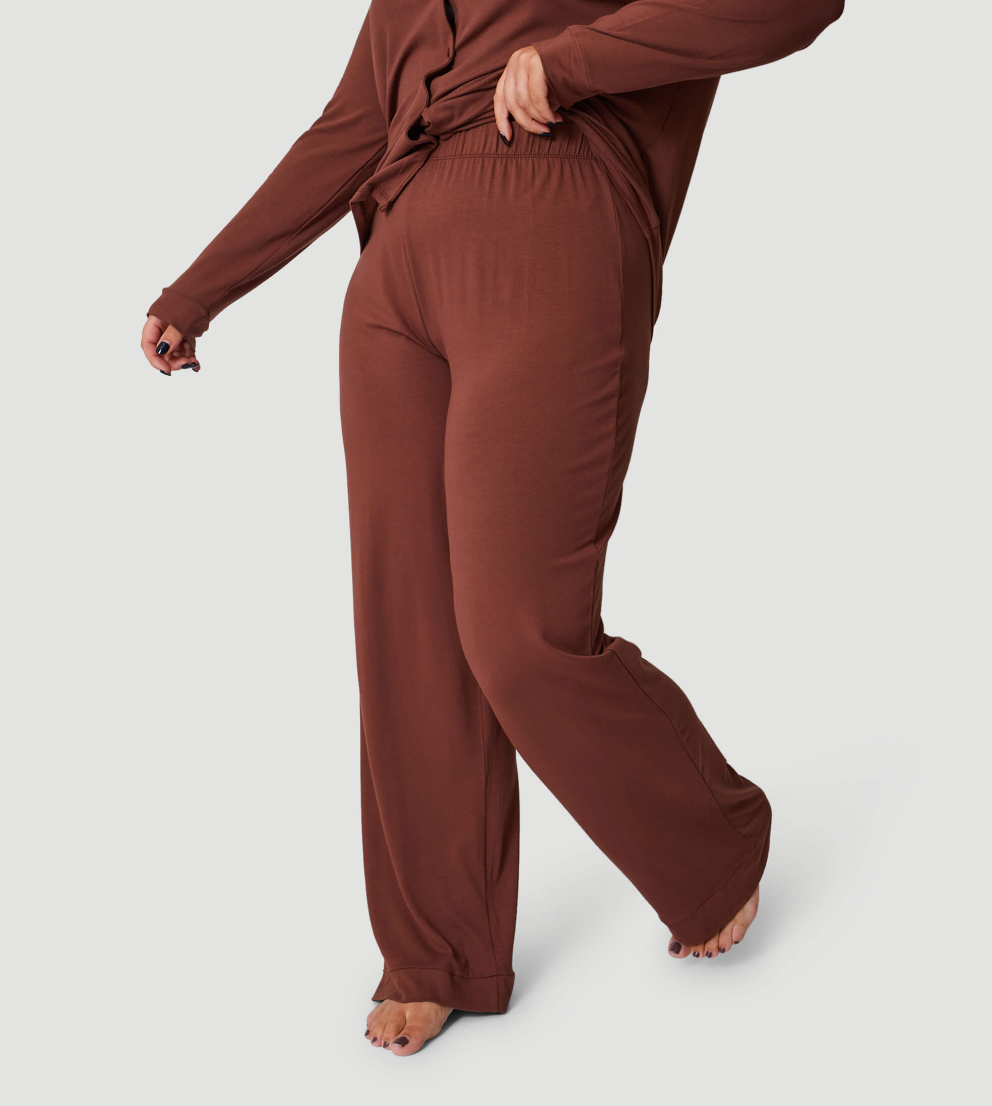 طقم بيجامة طويل من قماش الجيرسيه كبير الحجم باللون البني مع تفاصيل جيوب