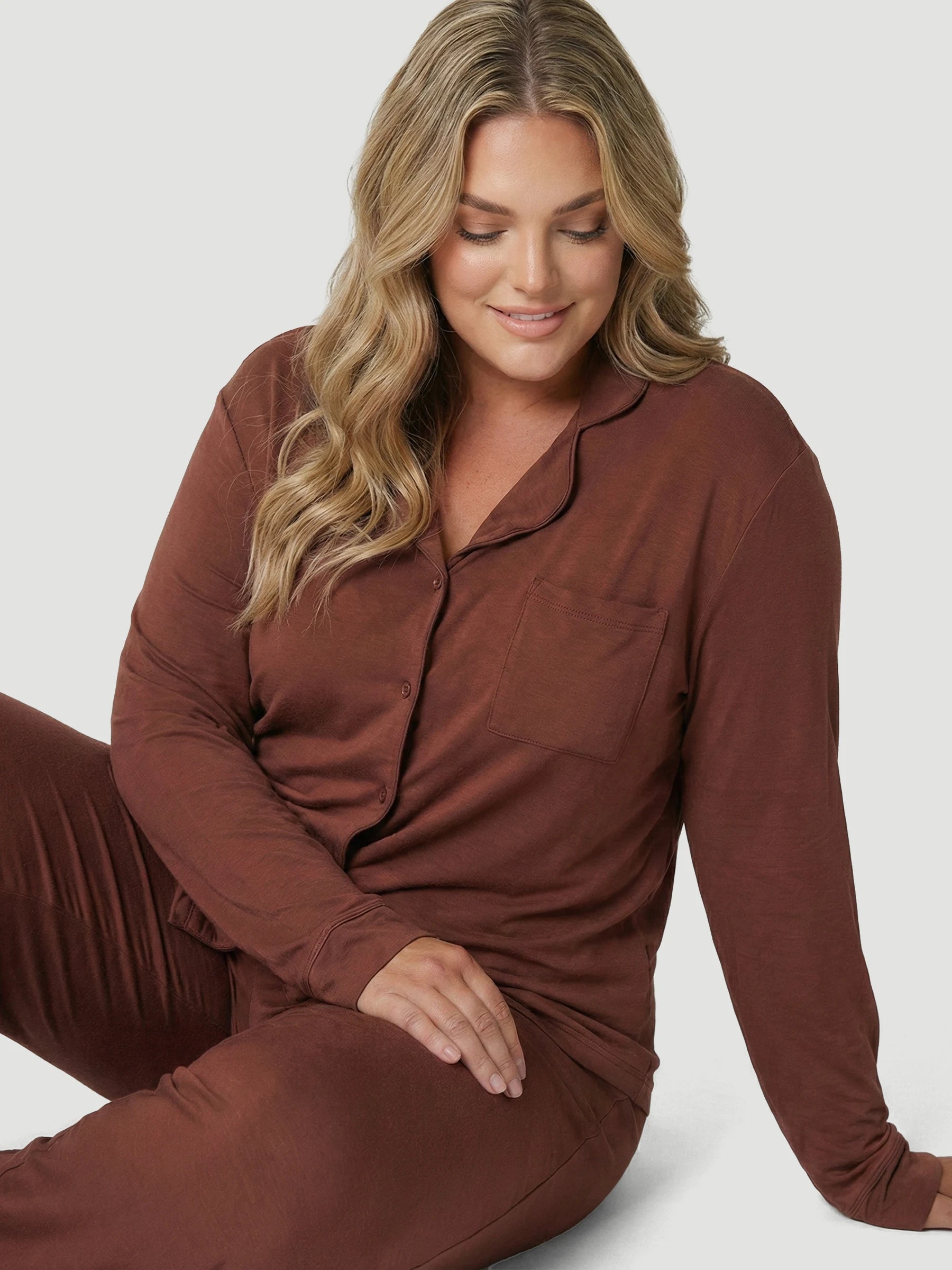 طقم بيجامة طويل من قماش الجيرسيه كبير الحجم باللون البني مع تفاصيل جيوب