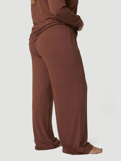 طقم بيجامة طويل من قماش الجيرسيه كبير الحجم باللون البني مع تفاصيل جيوب