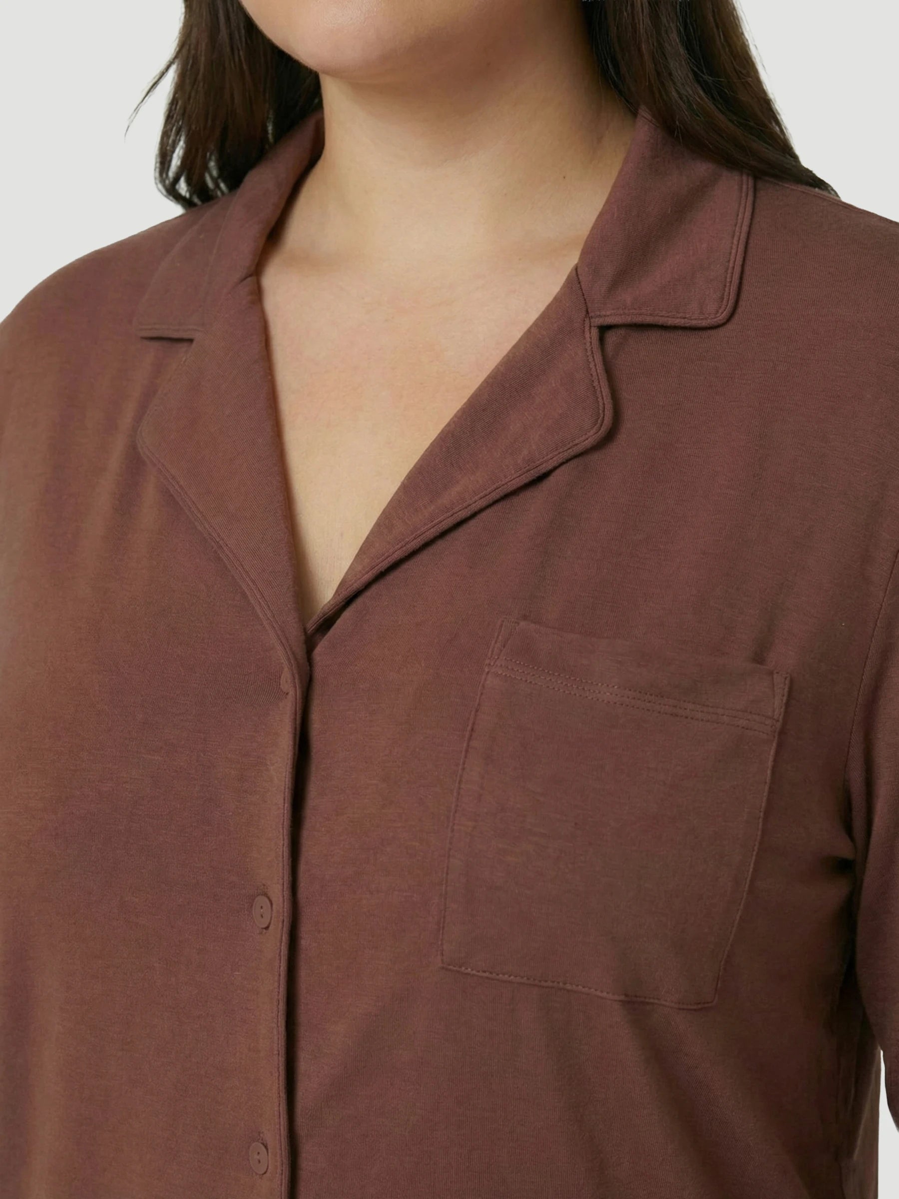 طقم بيجامة طويل من قماش الجيرسيه كبير الحجم باللون البني مع تفاصيل جيوب