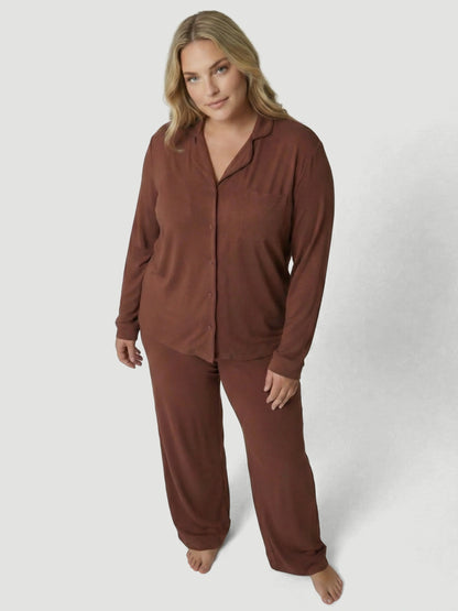 طقم بيجامة طويل من قماش الجيرسيه كبير الحجم باللون البني مع تفاصيل جيوب