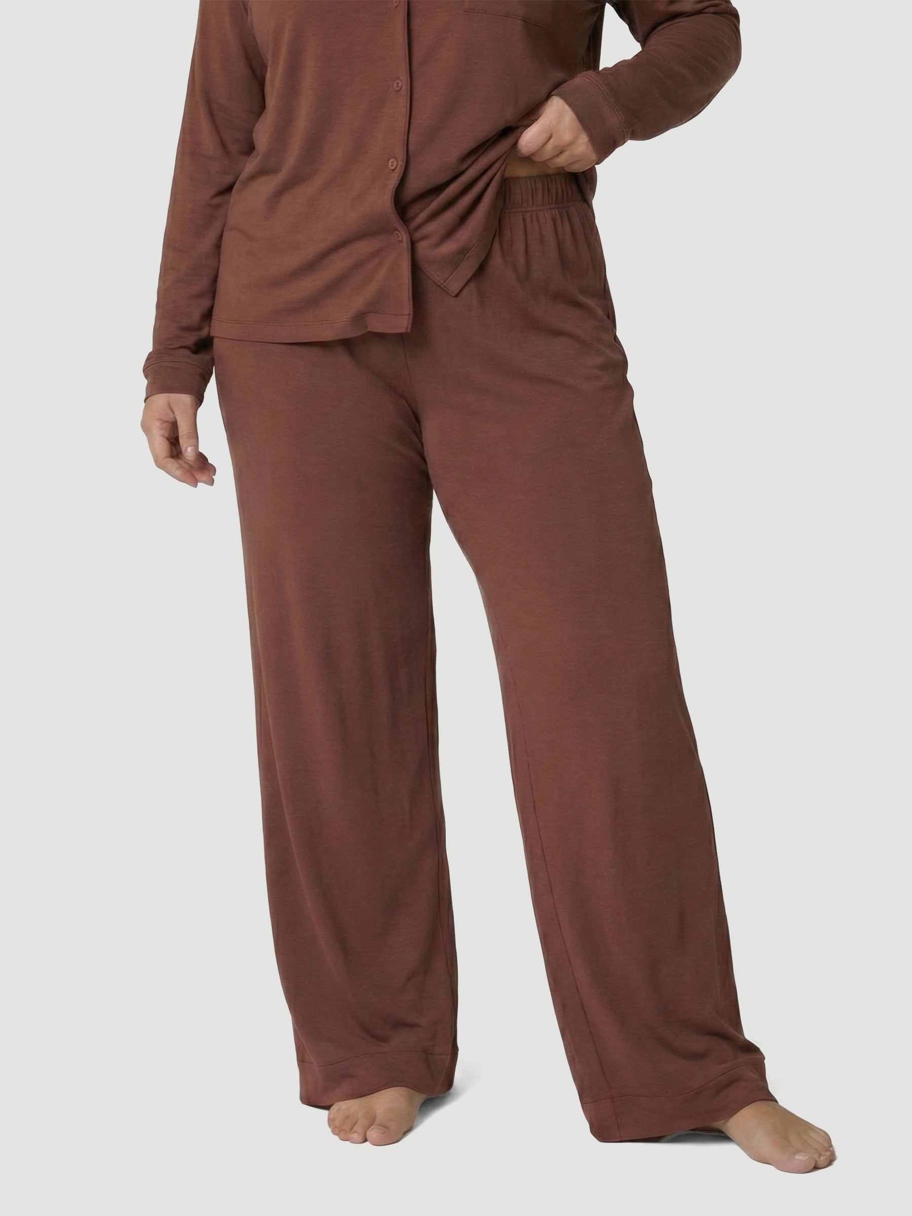 طقم بيجامة طويل من قماش الجيرسيه كبير الحجم باللون البني مع تفاصيل جيوب