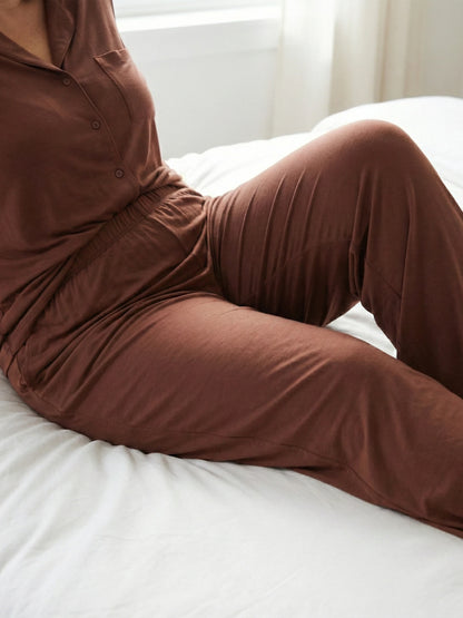طقم بيجامة طويل من قماش الجيرسيه كبير الحجم باللون البني مع تفاصيل جيوب