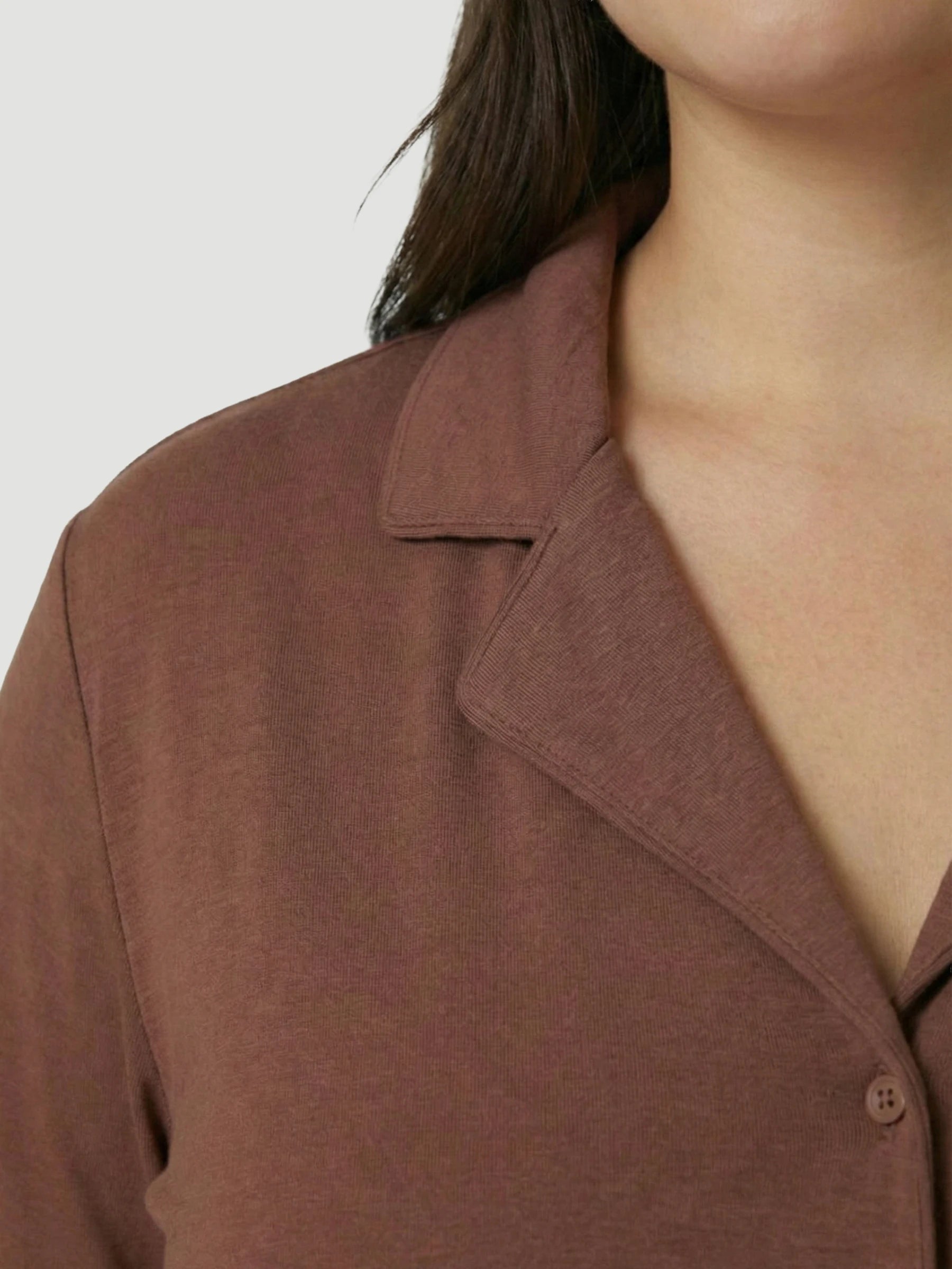 طقم بيجامة طويل من قماش الجيرسيه كبير الحجم باللون البني مع تفاصيل جيوب