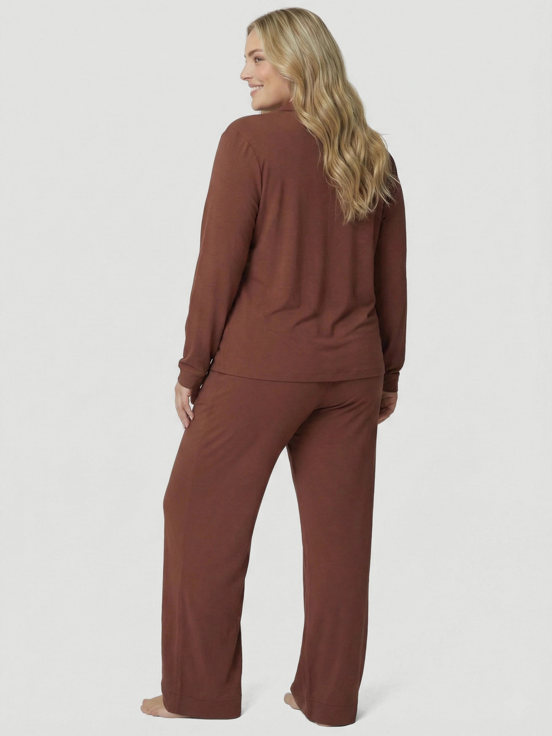 طقم بيجامة طويل من قماش الجيرسيه كبير الحجم باللون البني مع تفاصيل جيوب