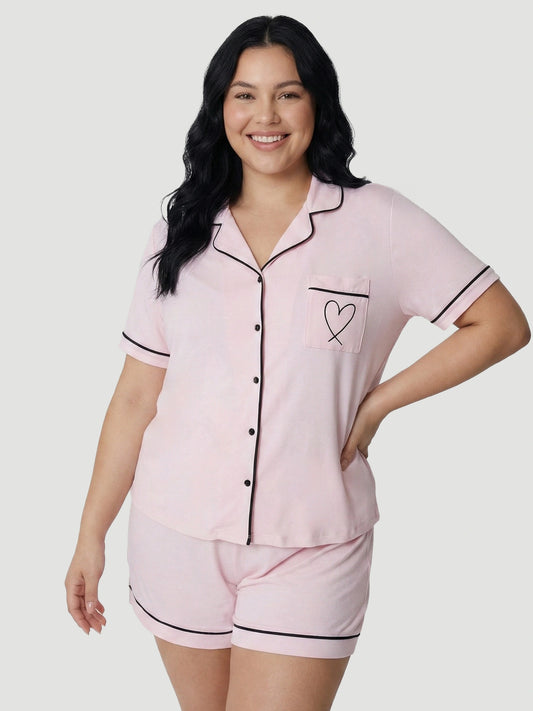 طقم بيجامة قصير من قماش الجيرسيه باللون الوردي الكبير الحجم مع تفاصيل حواف باللون الأسود