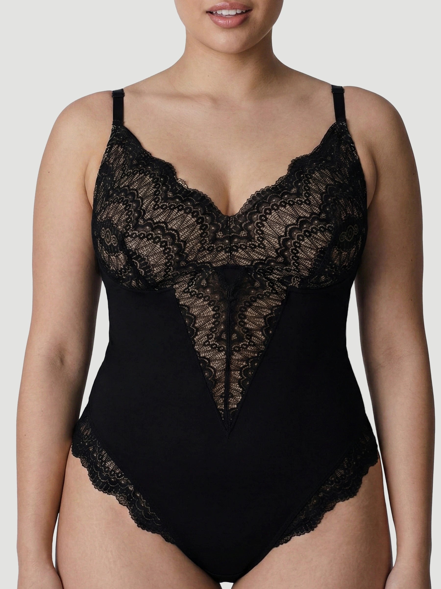 ملابس داخلية لتشكيل الجسم من الدانتيل