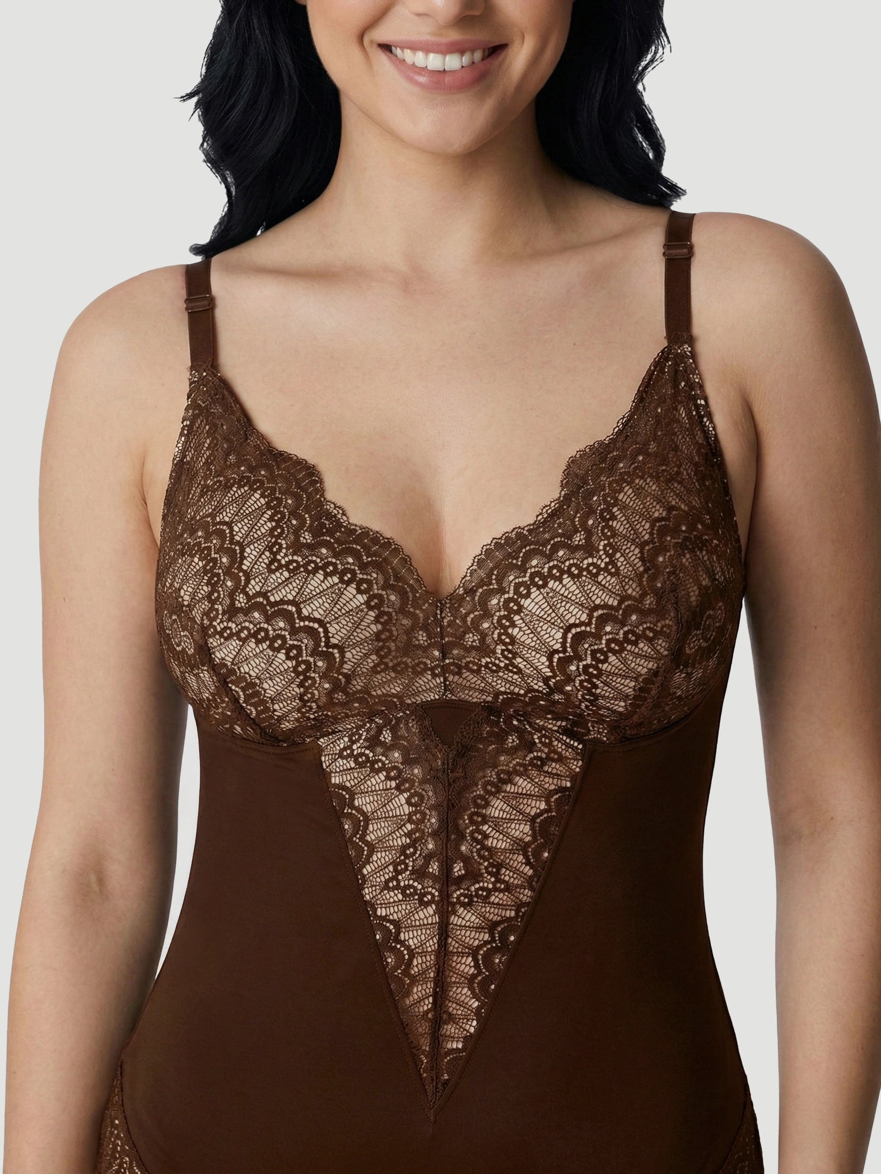 ملابس داخلية لتشكيل الجسم من الدانتيل