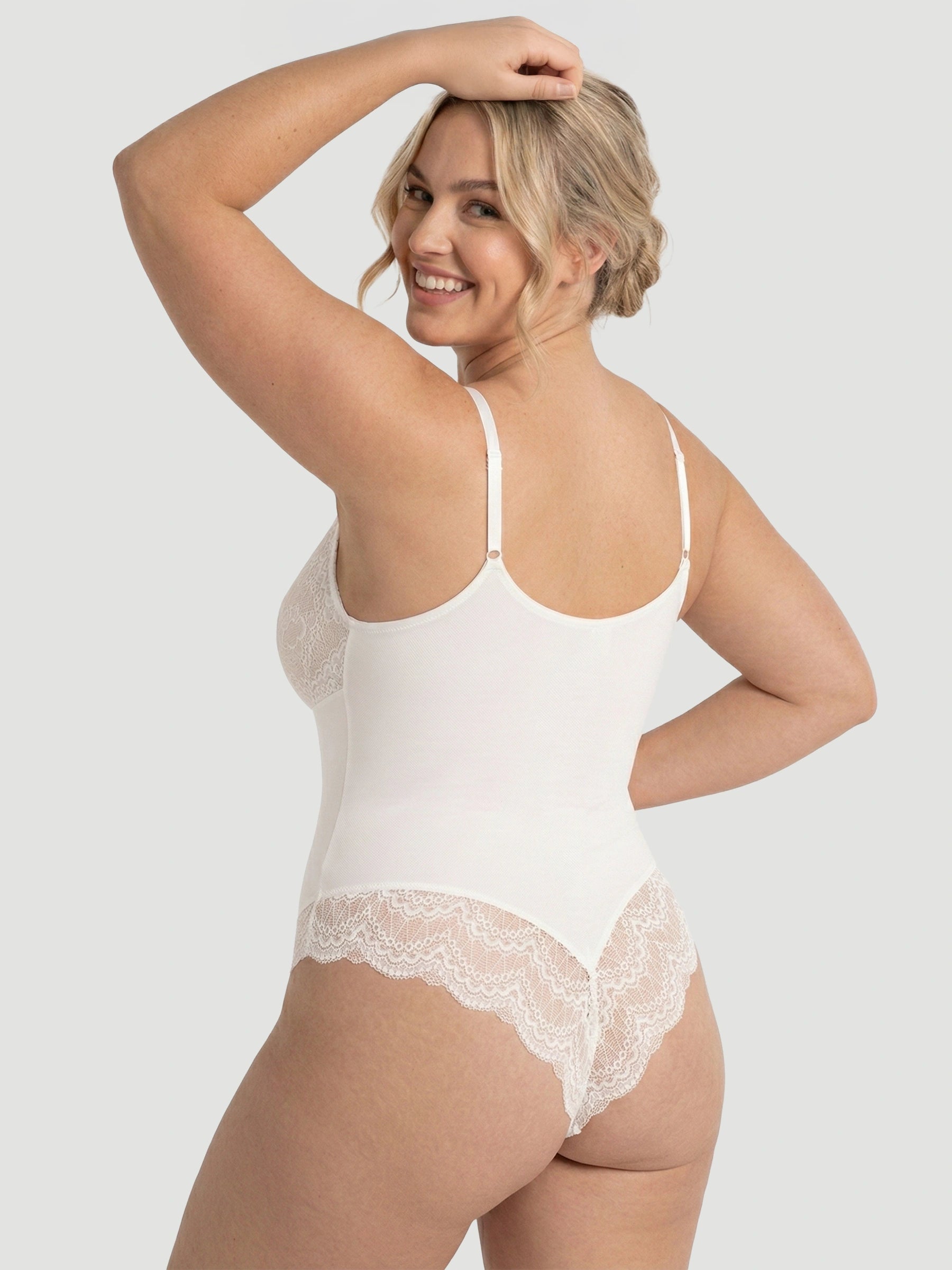 ملابس داخلية لتشكيل الجسم من الدانتيل