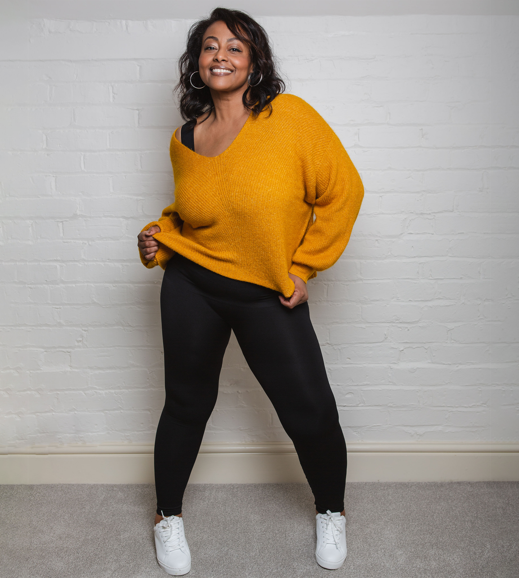 High-Waisted-Shaping-Leggings-Black-Lifestyle